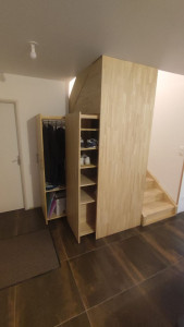 Photo de galerie - 
Escalier 3/4 tournant en hévéa contre collé sur mesure avec 2 armoires intégrées modulables.