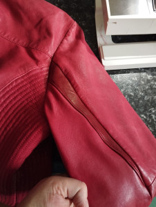 Photo de galerie - Réparation d'une veste en cuir d'agneau, déchirée.