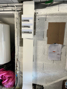 Photo de galerie - Dépose de l’ancien tableau - repérage - pose d’un tableau électrique aux normes