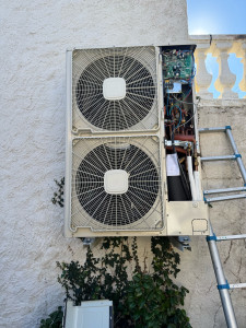 Photo de galerie - Aujourd'hui, j'ai effectué l'entretien d'une pompe à chaleur Hitachi.  Tout s'est bien passé, et l'appareil est maintenant prêt pour la saison.  Si vous avez des questions sur l'entretien des pompes à chaleur, n'hésitez pas à me les poser !