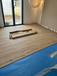 Photo de galerie - Pose de lames PVC dans une suite chambre parentale.