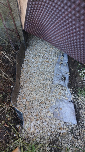 Photo de galerie - Création d'une tranchée de drainage pour un assèchement au pied d'un mur et supprimer des infiltrations d'eau.