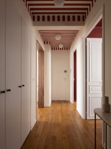 Photo de galerie - Conseils et mise en peinture de l'ensemble de l'appartement avec une pose de panneau en bois naturel en encadrement de porte
