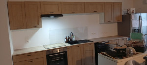 Photo de galerie - Pose d'une cuisine 5 meubles hauts , 5 meubles bas + électroménagers.