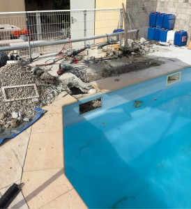 Photo de galerie - Remplacement de 2 skimmers suite à une détection de fuite sur une piscine 