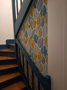 Photo de galerie - Ponçage escalier, vernis et peinture contre marche
pose de papier peint 