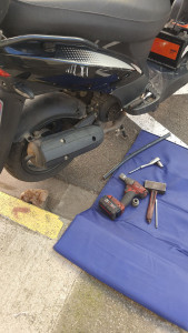 Photo de galerie - Démontage remplacement de roues arrière scooter 50cc