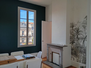 Photo de galerie - Rénovation plafond, murs et papier peint 
