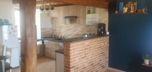 Photo de galerie - Remplacement faïence par de la pierre de parement, changement façades cuisine, pose luminaires.