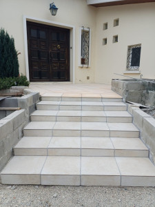 Photo de galerie - Carrelage d'une entrée de maison avec des carreaux 50x50 