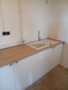 Photo de galerie - Pose de deux meubles bas d'un plan de travail d'un évier encastré 