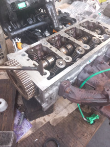 Photo de galerie - Remplacement soupapes sur petit moteur essence