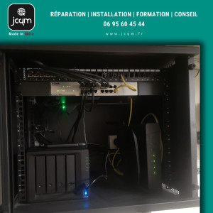Photo de galerie - Installation d'une armoire informatique complète pour une entreprise locale.
Résultat : leurs données sont désormais centralisées, sécurisées et accessibles facilement, pour travailler en toute tranquillité, et même à distance.