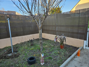 Photo de galerie - Création complète  d'une cour pose de gazon artificielle plantation  Création  de decor. 