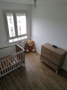 Photo de galerie - Rénovation complète d'une chambre pour bébé ( enduit - peinture - parquet ) et montage des meubles 