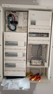 Photo de galerie - Tableau électrique avec coffret VDI ( ethernet et fibre optique ) et arriver d'enedis 