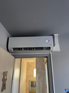 Photo de galerie - Pose d'un système de climatisation mural et réversible assurant le refroidissement en été et le chauffage en hiver (Pompe à chaleur air/air)