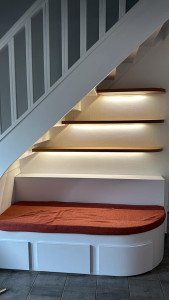 Photo de galerie - Meuble sur mesure avec 3 tiroirs et étagères pour espace perdu sous escalier avec led