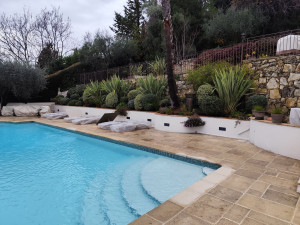 Photo de galerie - Création d'un massif et système d'irrigation au bord d'une piscine 