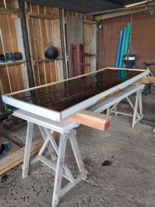 Photo de galerie - Création d'une table époxy en chêne ancien sur pied métallique 