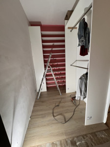 Photo de galerie - Création d'un dressing entièrement fait par nos soins meuble fait sur mesure sur place par nous même ainsi que la création de la cloison en placo, tapisserie, électricité, enduit, pose du parquet, etc...