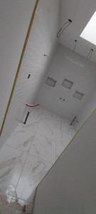 Photo de galerie - Carrelage sol format 60x60, mur en 30x60 avec niche prévu pour la baignoire. 