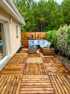 Photo de galerie - Terrasse bois et salon de jardin fait main