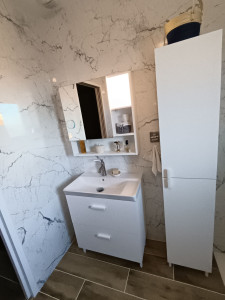 Photo de galerie - Montage de meubles de salle de bain avec une spécificité sur le meuble avec le miroir j'ai ajouté un luminaire a l'intérieur qui n'étais pas fournis avec et le tout accroché sur de la faïence .

