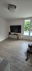 Photo de galerie - Montage tv suspendu 75 pouces + meuble tv 