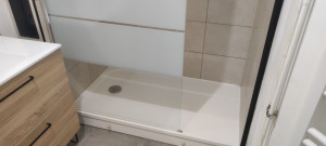 Photo de galerie - Suppression d' une installation avec baignoire et création d'une douche avec receveur sur plot. modification des arrivées et départs d' eau d' ECS ainsi que des évacuations 