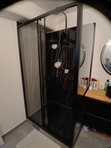 Photo de galerie - Paroi de douche avec un robinet de colonne de douche.