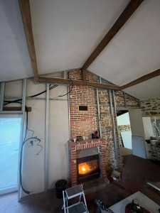 Photo de galerie - Pose de rail pour placo par la suite, en laissant la cheminée apparente 