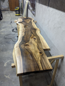 Photo de galerie - Création d'un plateau de bar en noyer