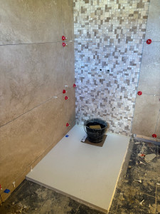 Photo de galerie - Posé bac à douche avec mosaïque et carrelage 
