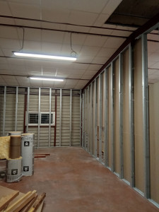Photo de galerie - Construction d'une structure métallique pour plaques de plâtre. 