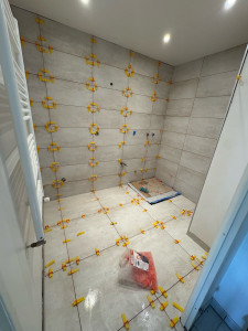 Photo de galerie - Poser carrelage dans une salle de bain 