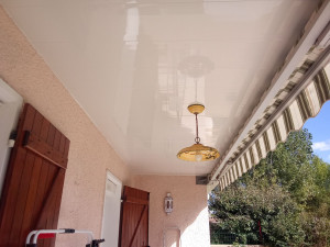 Photo de galerie - Le résultat final de la pose de plafond en PVC 