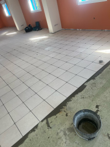 Photo de galerie - Pose de carrelage dans un bâtiment de 1000 m2