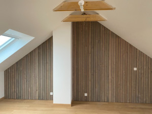 Photo de galerie - Revêtement en bois traité dans une chambre parentale
