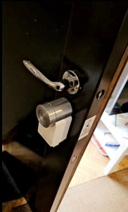 Photo de galerie - Installation d’un système smart lock.