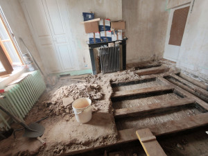 Photo de galerie - Depose anciens sol (tomette terre sable) pour la pose d un parquet chêne massif avec rectification de niveau du sol 