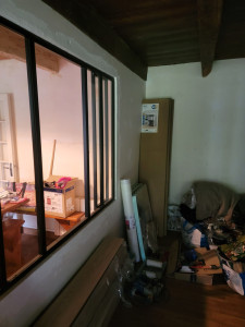 Photo de galerie - Cloison et mur avant chantier plâtre et peinture.