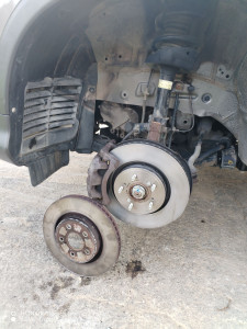 Photo de galerie - Remplacement du disque d’origine et des plaquettes de frein par de nouvelles pièces pour un freinage optimal et sécurisé. 