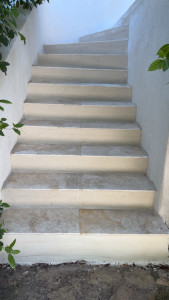 Photo de galerie - Escalier carreler en travertin 