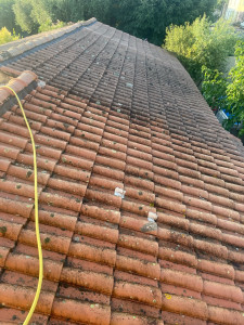 Photo de galerie - Nettoyage de toiture en cour 