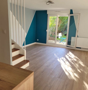 Photo de galerie - Réalisation ALV : Rénovation et aménagement intérieur.
Travaux : Pose de cloisons, isolation, mise en peinture avec motifs géométriques modernes, et pose soignée d'un revêtement de sol imitation parquet. Finitions impeccables ! Devis gratuit.