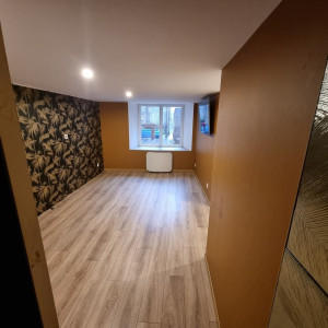 Photo de galerie - Pose de parquet, tapisserie et peinture 