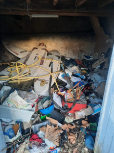 Photo de galerie - Garage de 20 M2 très encombré de détritus en tout genre 