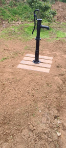 Photo de galerie - Installation d'une pompe manuelle sur une cuve de récupération d'eau de pluie enterrée  