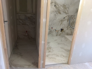 Photo de galerie - Poste de carrelage 90x90 sur mur réalisation d'un toilette et d'une salle de bain